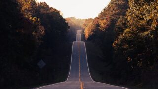 先へ続く一本道。NISA枠を使い切った後の次のステップをイメージ