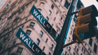 ニューヨーク証券取引所の外観。米国株式市場を象徴する建物