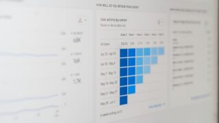 データ分析のグラフとチャートが表示された画面。セクター別構成比率をイメージ