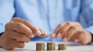 コインを3列に積み上げ資産を増やしていく様子。積立投資のイメージ