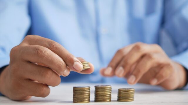 コインを3列に積み上げ資産を増やしていく様子。積立投資のイメージ