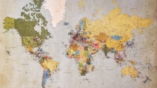 ピンが刺さった世界地図。MSCI ACWIが各国の個別インデックスを積み上げて構成されることを表すイメージ