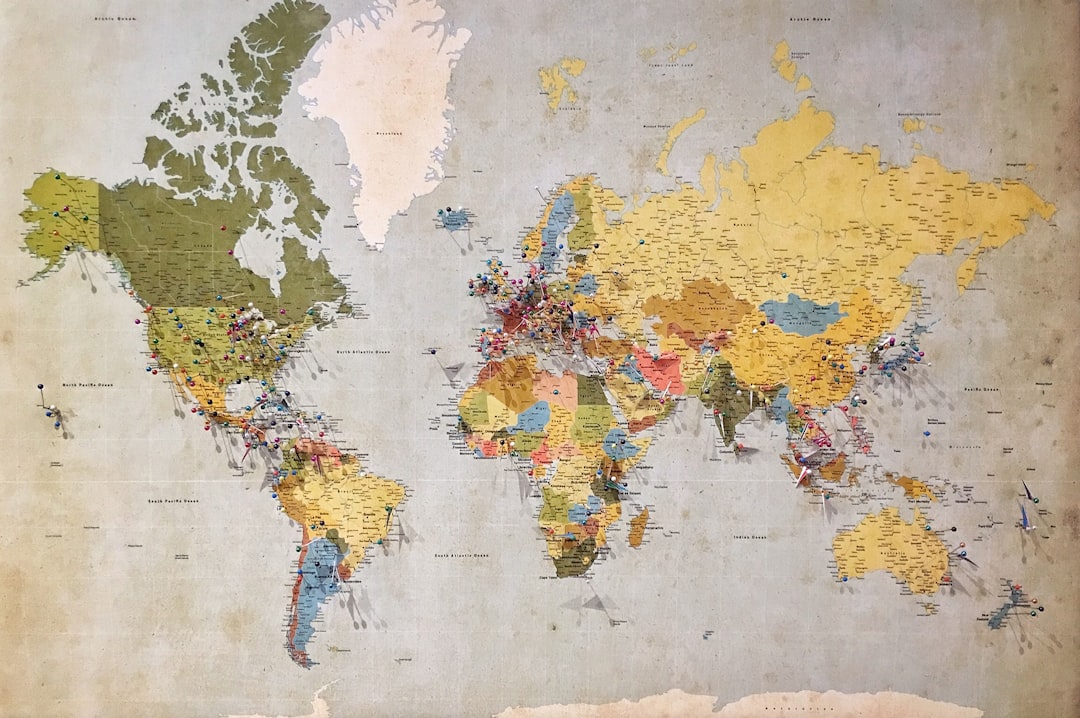 ピンが刺さった世界地図。MSCI ACWIが各国の個別インデックスを積み上げて構成されることを表すイメージ